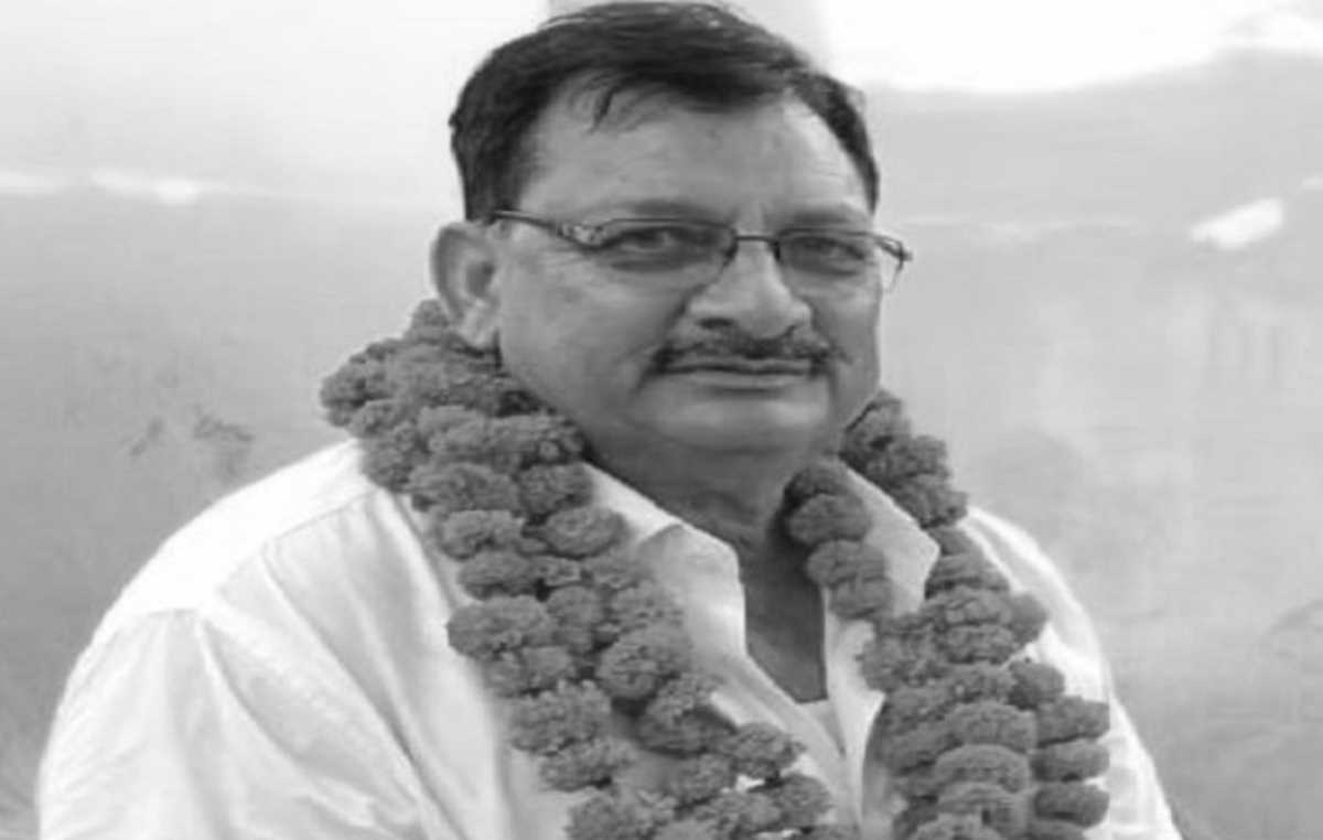 चलती कार में भाजपा विधायक अरविंद गिरि की हार्ट अटैक से मौत, याेगी ने जताया शोक चलती कार में भाजपा विधायक अरविंद गिरि की हार्ट अटैक से मौत, याेगी ने जताया शोक